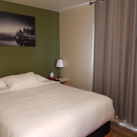 Sun Plaza Motel Sundre Екстериор снимка