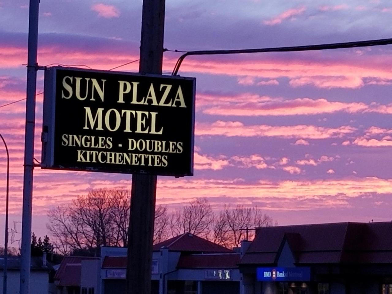 Sun Plaza Motel Sundre Екстериор снимка
