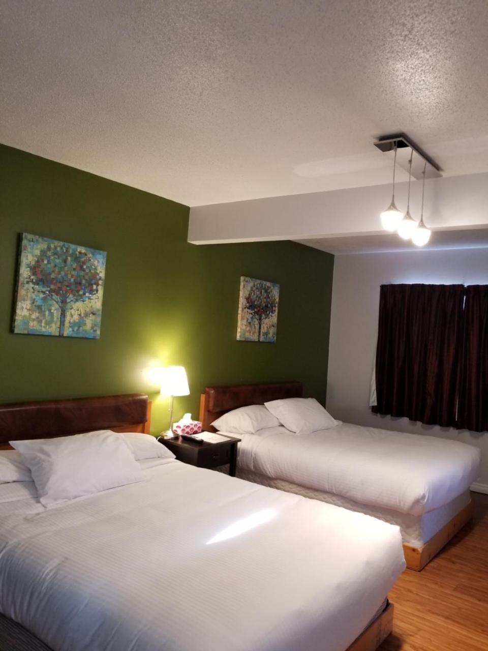 Sun Plaza Motel Sundre Екстериор снимка