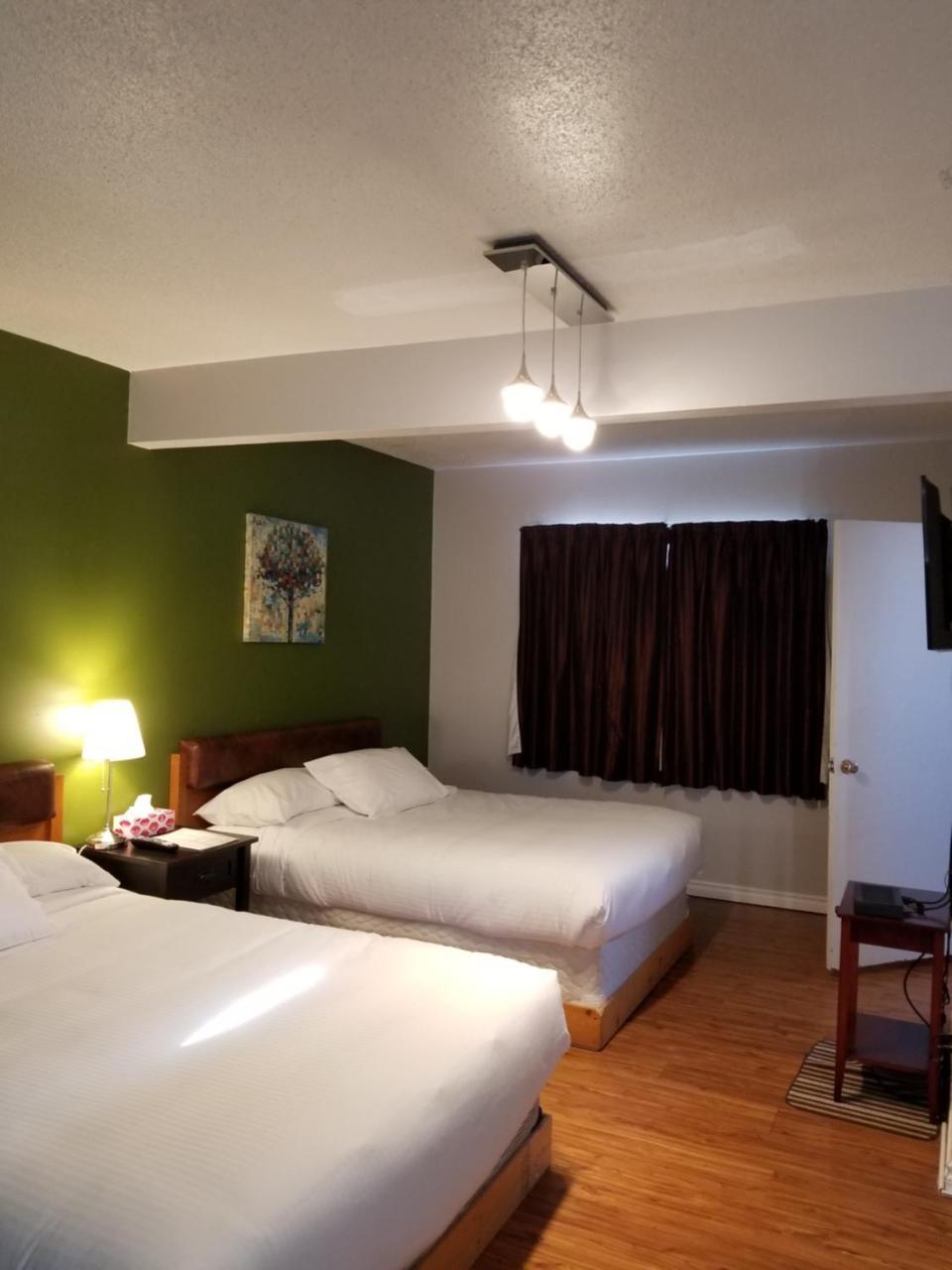 Sun Plaza Motel Sundre Екстериор снимка