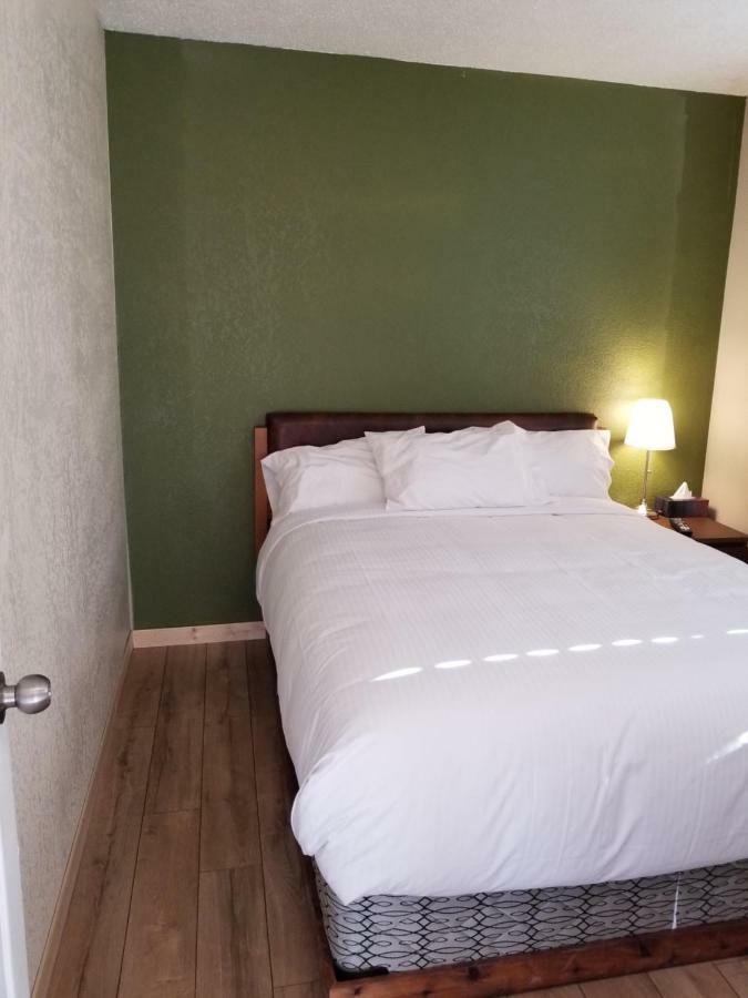 Sun Plaza Motel Sundre Екстериор снимка