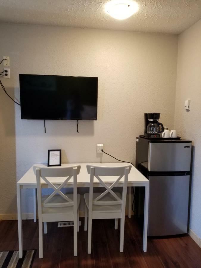 Sun Plaza Motel Sundre Екстериор снимка