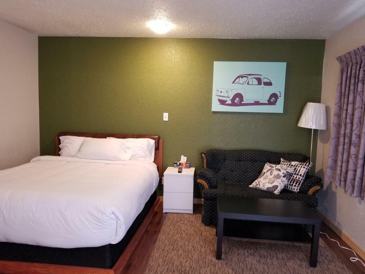 Sun Plaza Motel Sundre Екстериор снимка